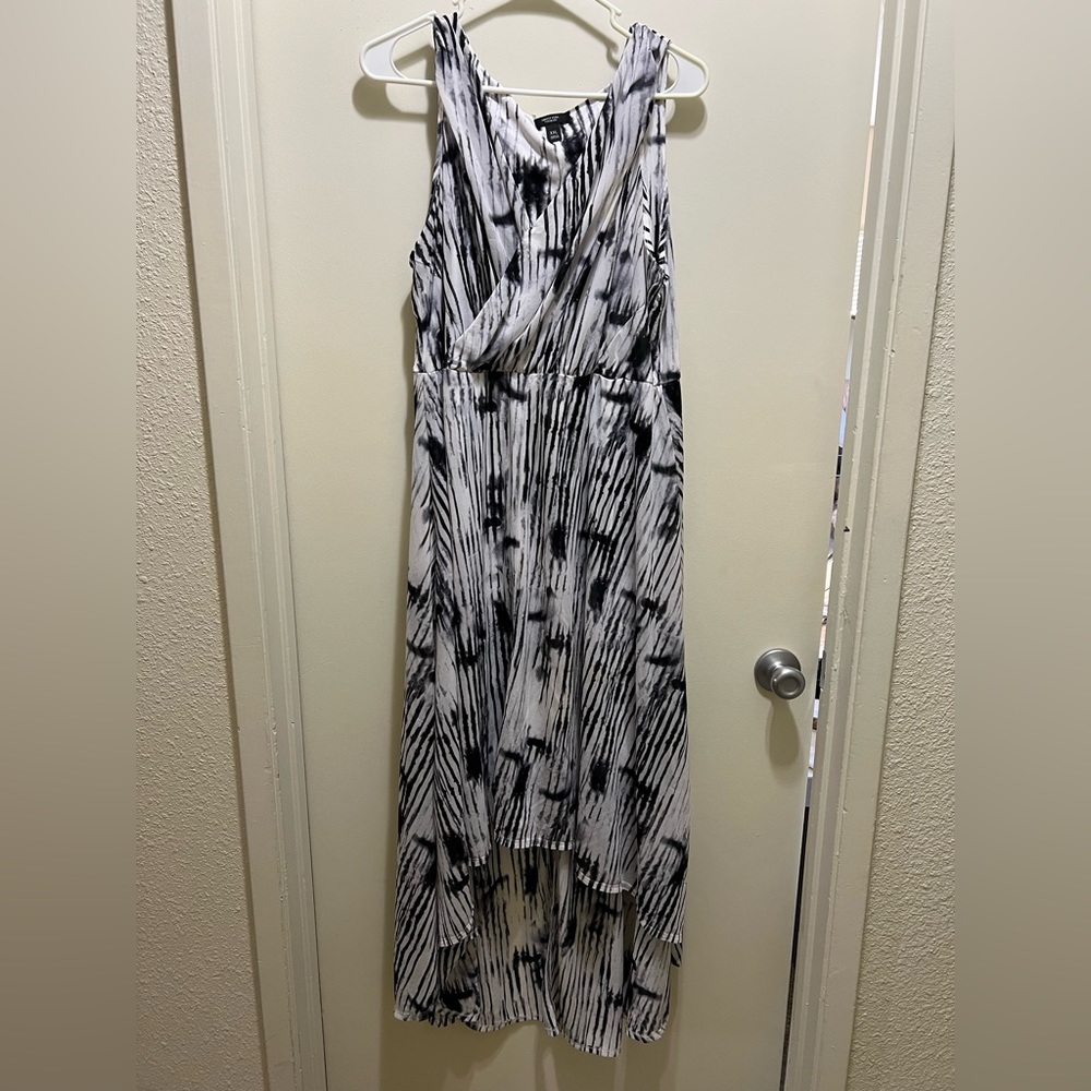 Simply Vera Hi/Low Black/White dress short sleeve. Size XXL